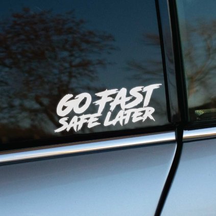 Plotrovaná nálepka, dvojriadkový nápis GO FAST SAFE LATER v agresívnom potrhanom "tattered" štýle, dynamický dizajn s ostrými a nepravidelnými okrajmi.