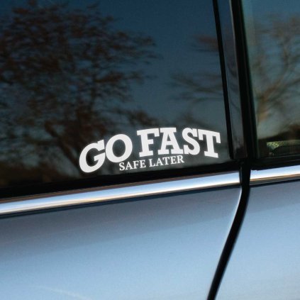Plotrovaná nálepka GO FAST SAFE LATER s kontrastným usporiadaním textu, perfektná pre nadšencov rýchlej jazdy.