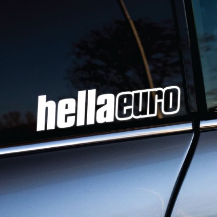 Biela nálepka s nápisom "hellaeuro" nalepená na bočnom okne sivého auta. Tento dizajn je populárny medzi fanúšikmi európskych áut a kultúry tuningu. Vyjadruje štýlovú príslušnosť k európskej automobilovej scéne, pričom pridáva vozidlu jedinečný a moderný vzhľad. Perfektný doplnok pre milovníkov európskych automobilov, ktorí chcú svojmu autu dodať autentický a výrazný charakter.