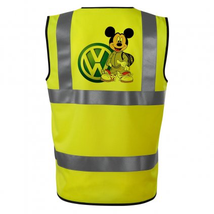 Reflexná vesta s potlačou Mickey Mouse pri modrom logu Volkswagen, postava v mikine a teniskách na chrbte.