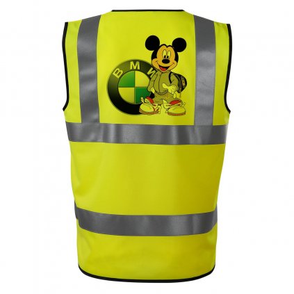 Reflexná vesta s potlačou Mickey Mouse pri modro-čiernom logu BMW, postavička v mikine a teniskách na chrbte.