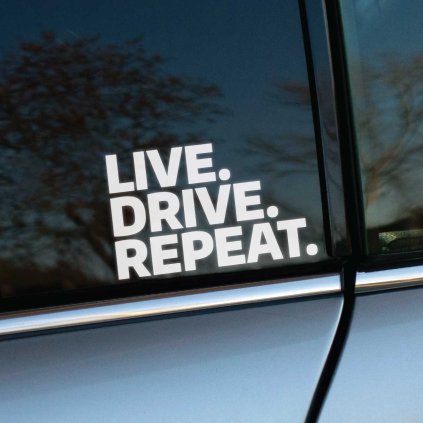 Plotrovaná nálepka LIVE. DRIVE. REPEAT. s blokovým písmom, ideálna pre fanúšikov jazdenia a automobilovej filozofie.