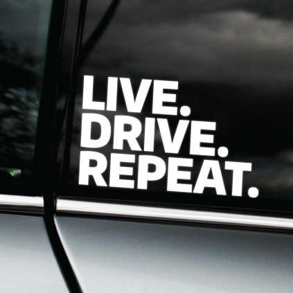 Plotrovaná nálepka LIVE. DRIVE. REPEAT. s blokovým písmom, ideálna pre fanúšikov jazdenia a automobilovej filozofie.