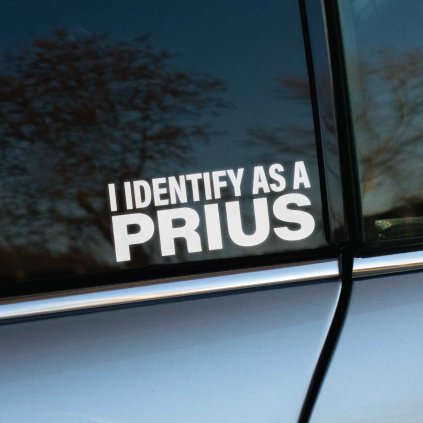 Plotrovaná nálepka s textom „I identify as a Prius“, vhodná ako vtipná nálepka na auto s ironickým odkazom.