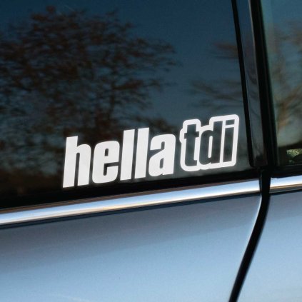Plotrovaná nálepka s nápisom hella tdi v tučnom bezpätkovom písme s kontúrou, ktoré pôsobí technicky a minimalisticky.