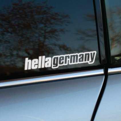 Plotrovaná nálepka s nápisom hella germany v modernom bezpätkovom fonte s výrazným obrysom a dynamickým športovým sklonom.