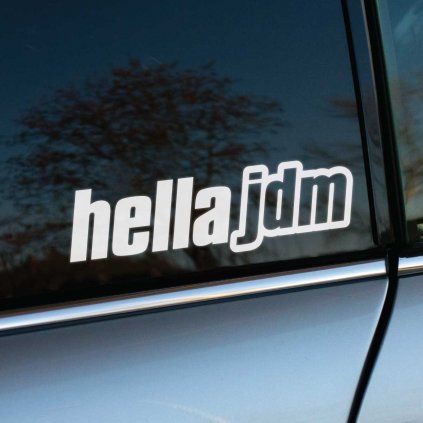 Samolepka „hella jdm“ na tmavom okne auta je jednoduchým, ale štýlovým vyjadrením nadšenia pre JDM kultúru. Biele písmo kontrastuje s tmavým pozadím a dodáva vozidlu čistý, ale výrazný vzhľad. Tento dizajn je ideálny pre tých, ktorí chcú svojmu autu pridať autentický JDM prvok, ktorý odráža vášeň pre japonské automobilové úpravy a tuningovú scénu.