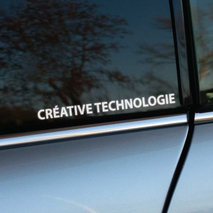 Plotrovaná nálepka tvorená jedným riadkom s textom CRÉATIVE TECHNOLOGIE písaným moderným bezpätkovým písmom.