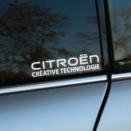 Plotrovaná nálepka s dvojriadkovým nápisom CITROËN CRÉATIVE TECHNOLOGIE vyvedeným v modernom bezpätkovom písme.
