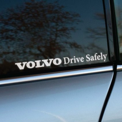 Plotrovaná nálepka s textom „VOLVO Drive Safely“ v decentnom písme. Ideálna nálepka na auto s posolstvom bezpečnej jazdy a elegancie.