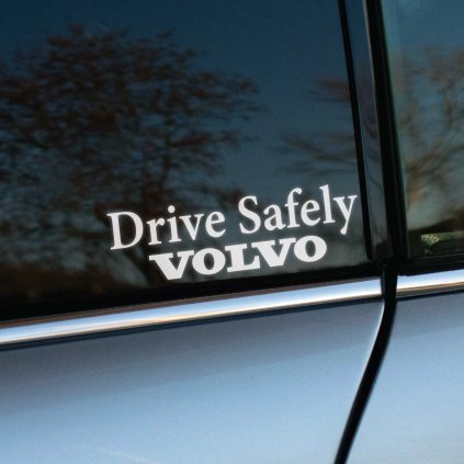 Plotrovaná nálepka s textom „Drive Safely VOLVO“ v štýlovom písme. Vhodná nálepka na auto s dôrazom na bezpečnosť a značku Volvo.