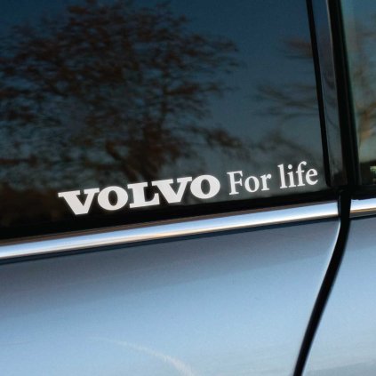 Plotrovaná nálepka s textom „VOLVO For life“ v kombinácii výrazného a elegantného písma. Ideálna nálepka na auto pre milovníkov Volvo.