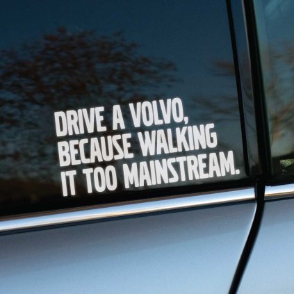 Plotrovaná nálepka s textom „DRIVE A VOLVO, BECAUSE WALKING IS TOO MAINSTREAM“ v čistom fontovom dizajne. Perfektná nálepka na auto.