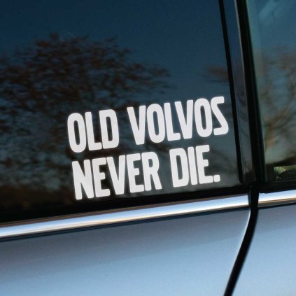 Plotrovaná nálepka s nápisom „OLD VOLVOS NEVER DIE“ v jednoduchom písmovom dizajne. Ideálna ako nálepka na auto pre fanúšikov Volvo.