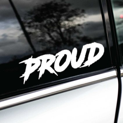 Biela nálepka s nápisom "PROUD" v dynamickom a odvážnom písme nalepená na bočnom okne bieleho auta. Tento výrazný dizajn nálepky podčiarkuje sebavedomie a hrdosť majiteľa vozidla, pričom pridáva autu športový a energický vzhľad. Ideálny doplnok pre tých, ktorí chcú vyjadriť svoju hrdosť štýlovo a nápadne.