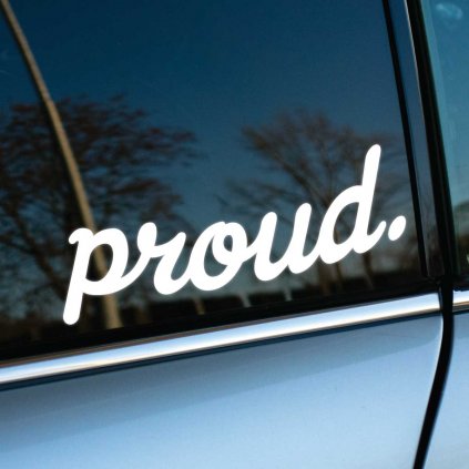 Biela nálepka s nápisom "proud." nalepená na bočnom okne strieborného auta. Tento jednoduchý, elegantný dizajn nálepky vyjadruje hrdosť a sebadôveru majiteľa vozidla. Dokonalý spôsob, ako pridať osobný a pozitívny odkaz na svoje auto, ktorý zároveň pridáva štýl a originalitu. Skvelý doplnok pre každodenné používanie vozidla.