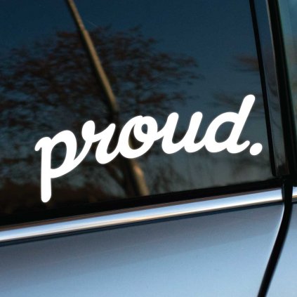 Biela nálepka s nápisom "proud." nalepená na bočnom okne strieborného auta. Tento jednoduchý, ale pôsobivý dizajn nálepky symbolizuje hrdosť a sebavedomie majiteľa vozidla. Štýlový doplnok, ktorý pridáva autu osobný nádych a zároveň vyjadruje pozitívny postoj k životu. Ideálna voľba pre tých, ktorí chcú ozdobiť svoje vozidlo s výrazom hrdosti.