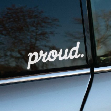 Plotrovaná nálepka, nápis proud. v elegantnom písanom dapper štýle s bodkou na konci, čisté línie a precízny orez.