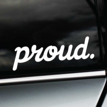 Biela nálepka s nápisom "proud." nalepená na bočnom okne tmavosivého auta. Tento jednoduchý, ale výrazný dizajn symbolizuje hrdosť majiteľa na svoje vozidlo alebo osobný štýl. Nálepka pôsobí elegantne a sebavedomo, čím pridáva autu individuálny a štýlový detail. Perfektná dekorácia pre tých, ktorí chcú prejaviť hrdosť vo svojom každodennom živote.