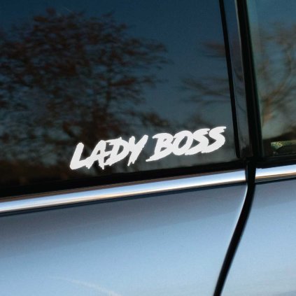 Plotrovaná nálepka s dynamickým a mierne rozstrapkaným dizajnom písma, ktorá obsahuje presný nápis v znení LADY BOSS.