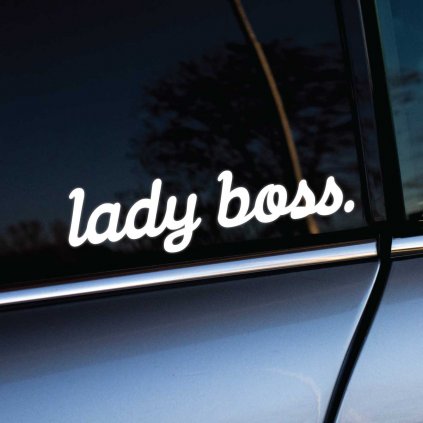 Nálepka "lady boss." v štýlovom bielom písme, nalepená na bočnom okne auta. Tento dizajn vyjadruje sebavedomie a nezávislosť, ideálny pre ženy, ktoré sú hrdé na svoj líderstvo a kontrolu nad svojím životom. Táto nálepka dodáva vozidlu osobitý a odvážny vzhľad, ktorý vyjadruje silu a eleganciu zároveň.