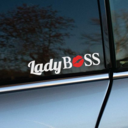 Plotrovaná nálepka na auto s nápisom „Lady Boss“ a červeným odtlačkom pier, ideálna pre sebavedomý ženský výraz.