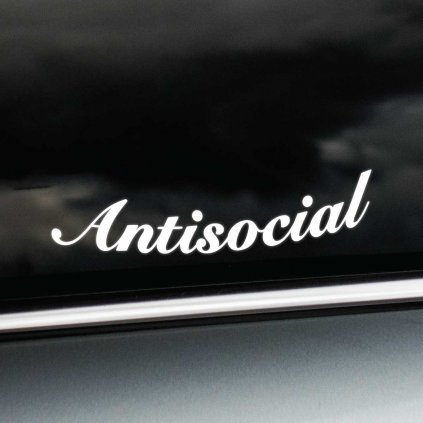 Nálepka "Antisocial" v elegantnom skriptovom písme, nalepená na bočnom okne auta. Tento dizajn vyniká kontrastom medzi štýlovým písmom a drsným odkazom, ktorý vyjadruje nezáujem o spoločenské normy. Ideálna pre tých, ktorí chcú svojmu vozidlu dodať nádych individuality a rebélie, zároveň podčiarkujúci ich introvertnú povahu.
