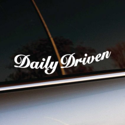 Nálepka "Daily Driven" v elegantnom skriptovom písme, nalepená na bočnom okne auta. Tento dizajn je ideálny pre tých, ktorí svoje vozidlo používajú každý deň a sú na to hrdí. Pridáva vozidlu štýlový a sofistikovaný vzhľad, ktorý zdôrazňuje praktickosť a spoľahlivosť auta pri každodennej jazde.