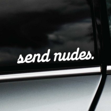 Nálepka s textom "send nudes." v jednoduchom bielom písme, nalepená na bočnom okne auta. Tento provokatívny a hravý dizajn upúta pozornosť svojím kontroverzným odkazom. Nálepka je určená pre tých, ktorí sa radi vyjadrujú s nadhľadom a zmyslom pre humor, pridávajúc autu rebelský a drzý nádych.