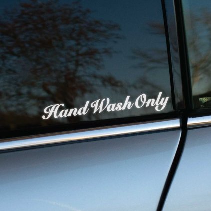 Plotrovaná nálepka s elegantným písaným písmom a vodorovne orientovaným nápisom v presnom znení Hand Wash Only.