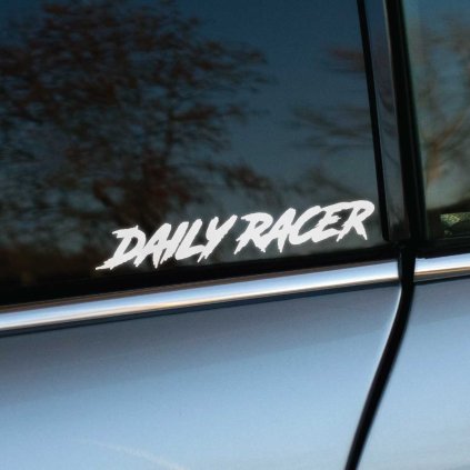 Plotrovaná nálepka s dynamickým nápisom s efektom rozstrapkaných okrajov písma v presnom znení DAILY RACER.