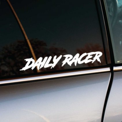 Nálepka "Daily Racer" s dynamickým bielym textom nalepená na bočnom okne auta. Tento dizajn je určený pre vodičov, ktorí sa každý deň cítia ako pretekári a milujú rýchlu jazdu. Ideálna pre milovníkov tuningových áut a športového štýlu, ktorí chcú vyjadriť svoju vášeň pre adrenalín a rýchlosť aj pri každodenných jazdách.