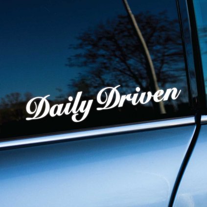 Elegantná nálepka „Daily Driven“ s ozdobným písmom pre tých, ktorí svojmu autu dôverujú každý deň. Táto nálepka na auto vyjadruje nielen spoľahlivosť a oddanosť, ale aj hrdosť na každodennú jazdu. Ideálna pre tých, ktorí si užívajú každú cestu, či už krátku alebo dlhú, a chcú ukázať, že ich vozidlo je nielen štýlové, ale aj praktické.