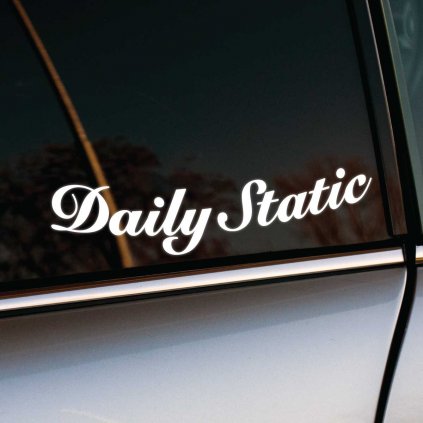 Elegantná biela nálepka s nápisom „Daily Static“ na okne auta vyjadruje životný štýl milovníkov statického podvozku. Pre fanúšikov nižších jazdných pozícií je táto nálepka ideálnym doplnkom, ktorý vystihuje každodennú jazdu s hrdosťou a štýlom.