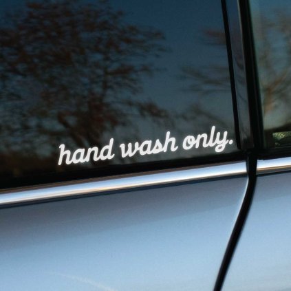 Plotrovaná nálepka s oblým písaným písmom, malými písmenami a bodkou na konci s textom v znení hand wash only.