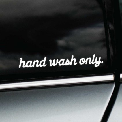 Minimalistická biela nálepka s textom „hand wash only.“ na okne auta zdôrazňuje starostlivosť majiteľa o svoje vozidlo. Je ideálna pre milovníkov áut, ktorí preferujú osobnú starostlivosť a vyhýbajú sa autoumyvárkam, aby ich lak zostal v perfektnom stave.