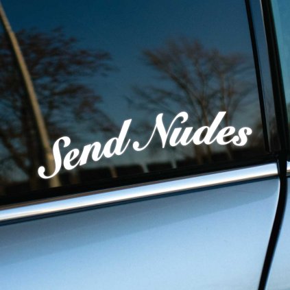 Vtipná a provokatívna biela nálepka s textom „Send Nudes“ na bočnom okne auta určite upúta pozornosť a vyvolá úsmev. Táto nálepka pridáva autu trochu drzého humoru, ideálna pre tých, ktorí majú radi zábavné a originálne detaily na svojom vozidle.