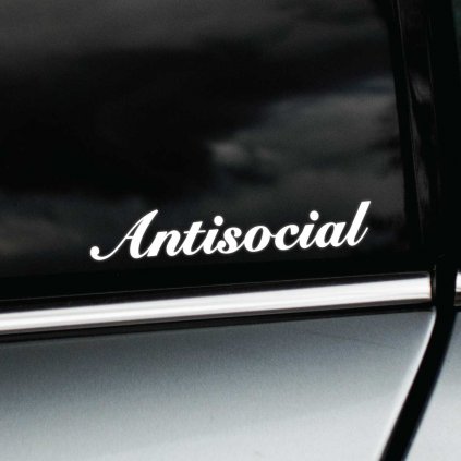 Táto elegantná nálepka „Antisocial“ na okne auta pridáva vozidlu sebavedomý a odľahčený nádych. Dizajn v klasickom písme dokonale vyjadruje postoj vodiča s dávkou humoru a irónie. Ideálna pre tých, ktorí uprednostňujú svoj vlastný priestor a chcú, aby to vedeli aj ostatní. Perfektný detail pre ľudí, ktorí si cenia jedinečnosť a svojský štýl.