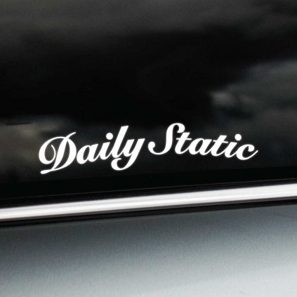 Táto elegantná nálepka „Daily Static“ v klasickom písme vyjadruje štýl a záväzok k statickému podvozku, ktorý nemá nastaviteľnú výšku. Ideálna pre nadšencov, ktorí jazdia s nízkym, fixným podvozkom aj počas každodenných jázd a sú na to hrdí. Táto nálepka pridáva autu jedinečný detail a ukazuje vernosť kultúre statických podvozkov. Perfektný doplnok pre milovníkov nízkeho profilu a precízneho štýlu.
