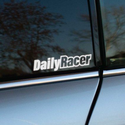 Plotrovaná nálepka DailyRacer s dynamickou typografiou, obľúbený štýl pre každodenných jazdcov s pretekárskym duchom.