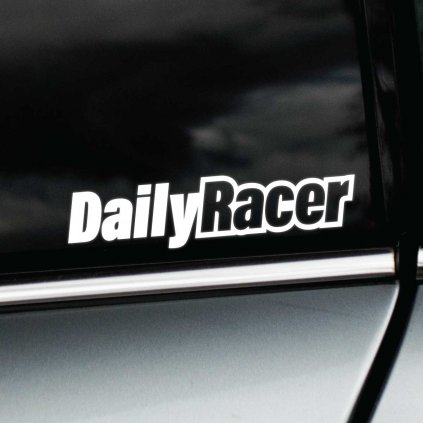 Plotrovaná nálepka DailyRacer s dynamickou typografiou, obľúbený štýl pre každodenných jazdcov s pretekárskym duchom.