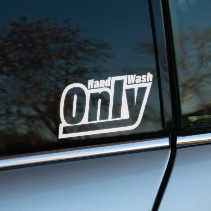 Plotrovaná nálepka Hand Wash Only s výrazným nápisom a hrubým okrajom, vhodná ako vtipné upozornenie na údržbu auta.