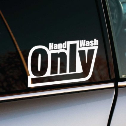 Plotrovaná nálepka Hand Wash Only s výrazným nápisom a hrubým okrajom, vhodná ako vtipné upozornenie na údržbu auta.