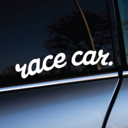 Táto biela nálepka „race car.“ s jednoduchým písaným fontom dodáva autu hravý a športový vzhľad. Ideálna pre vodičov, ktorí sa s nadhľadom pohrávajú s myšlienkou, že každé auto môže byť závodné. Skvelý doplnok pre každodenných šoférov so zmyslom pre humor, ktorí chcú svojmu autu dodať štipku pretekárskej atmosféry.