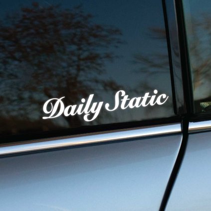 Plotrovaná nálepka Daily Static v elegantnom písanom fonte s ozdobným začiatočným písmenom a dynamickým sklonom písma.