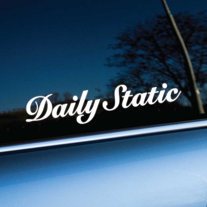 Elegantná nálepka „Daily Static“ v bielom skriptovom písme je ideálna pre milovníkov statických podvozkov, ktorí si vážia pevné nastavenie a nekompromisný štýl. Táto nálepka na okne auta vystihuje záväzok k statickému vzhľadu a dennému používaniu, bez nastaviteľných prvkov. Perfektná voľba pre tých, ktorí chcú svojmu autu dodať nádych originality a ukázať svoju vernosť statickému štýlu.