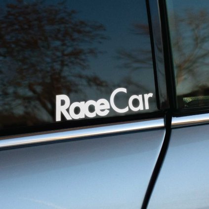 Plotrovaná nálepka s moderným bezpätkovým písmom v čistom štýle, ktorá obsahuje presný textový nápis v znení RaceCar.