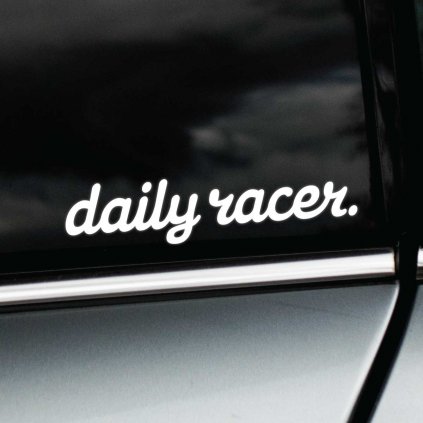 Štýlová nálepka „daily racer.“ v bielom písme pridáva autu šmrnc športového ducha pre každodenné jazdy. Tento dizajn je ideálny pre vodičov, ktorí milujú rýchlosť a cítia sa ako pretekári aj na bežných cestách. Svojou jednoduchosťou a eleganciou upúta pohľady a vyjadruje vášeň pre automobilový šport s dávkou humoru. Perfektný detail pre každodenných nadšencov rýchlej jazdy.