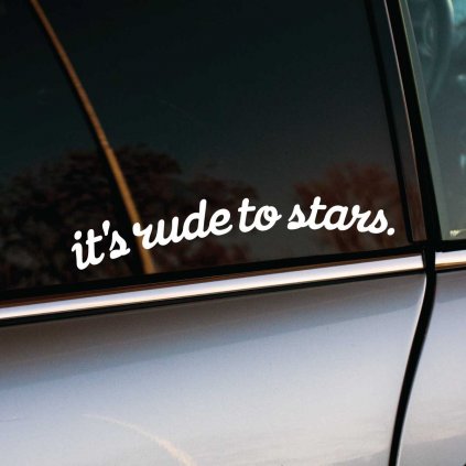 Humorná a originálna nálepka na auto s textom „it’s rude to stars“ pôsobí ako jemné, vtipné upozornenie pre ostatných vodičov či okoloidúcich. Tento nezvyčajný slogan pridáva autu osobitý šarm a zaručene vyvolá úsmev. Ideálna voľba pre tých, ktorí majú radi zábavné detaily a neboja sa byť iní.
