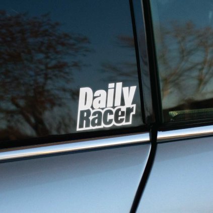 Plotrovaná nálepka DailyRacer s tučným nápisom a dynamickým vzhľadom, vhodná pre každodenné športové jazdenie.